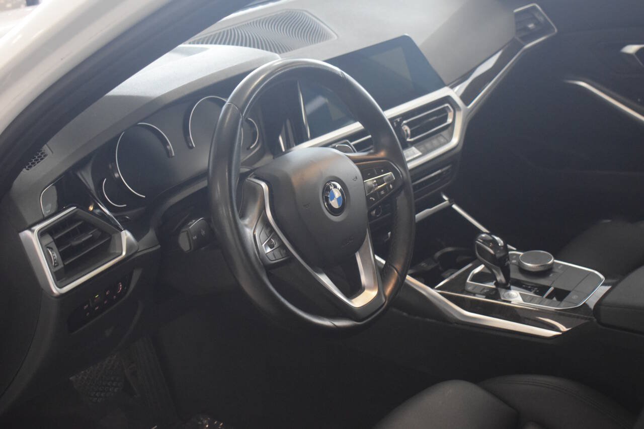 Used 2019 BMW 330i Sedan w/ Driving Assistance Package RWD image 18