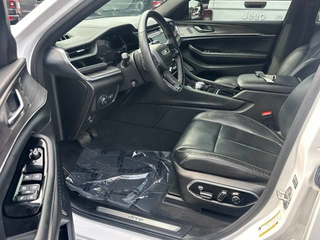 Used 2023 Jeep Grand Cherokee Overland w/ Adv Protech Group III AWD/4WD image 27