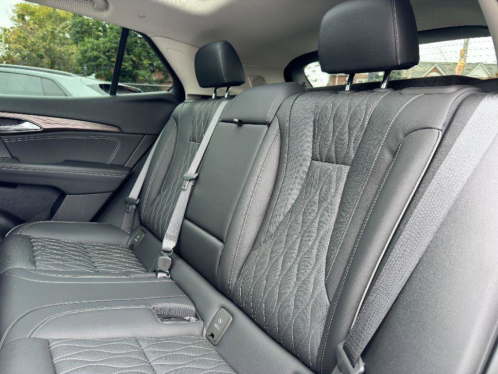 Used 2023 Buick Envision Avenir image 28