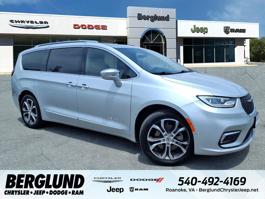 Used 2024 Chrysler Pacifica Pinnacle w/ Trailer Tow Group