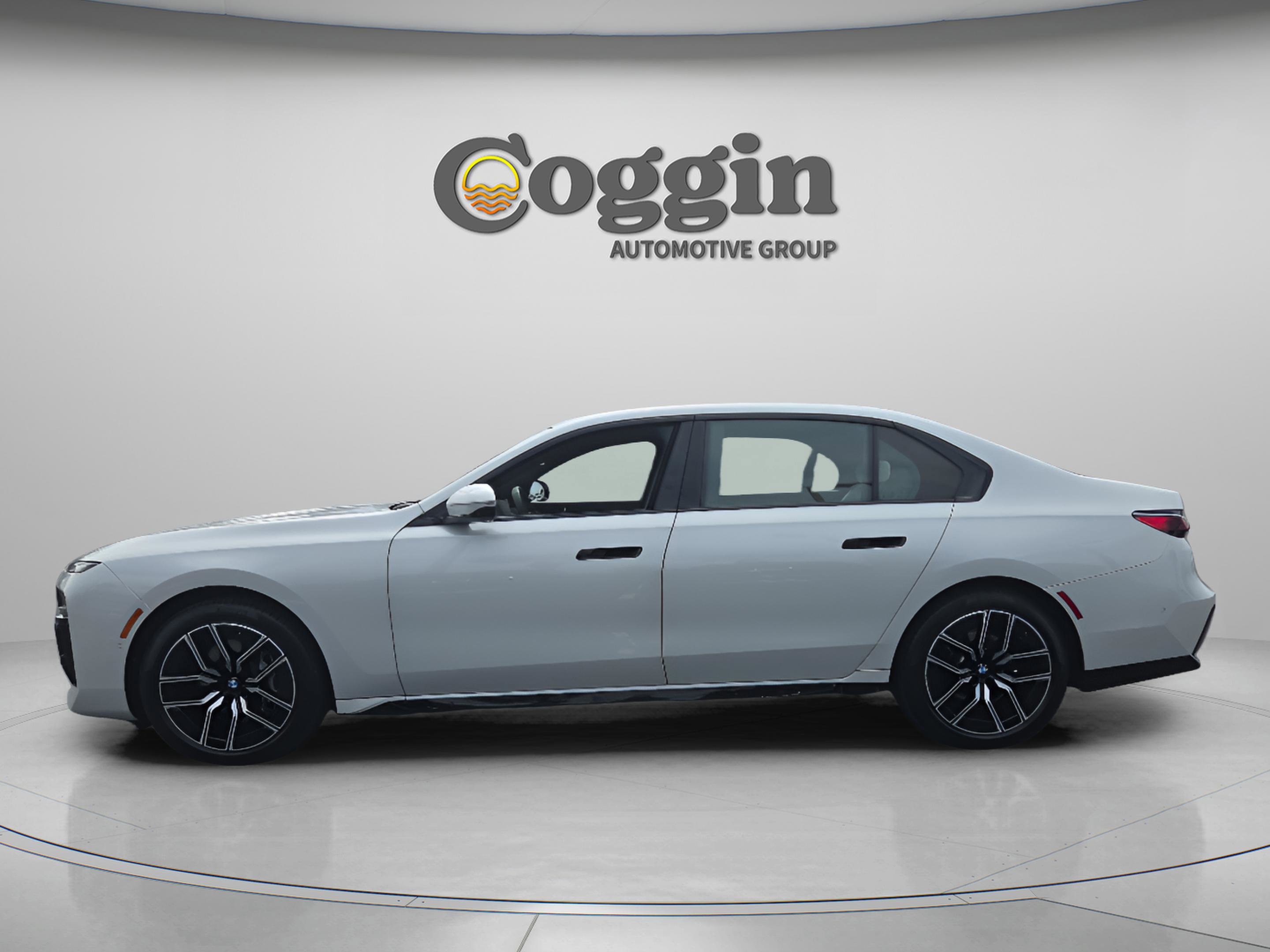 Used 2024 BMW 740i w/ Executive Package RWD image 2