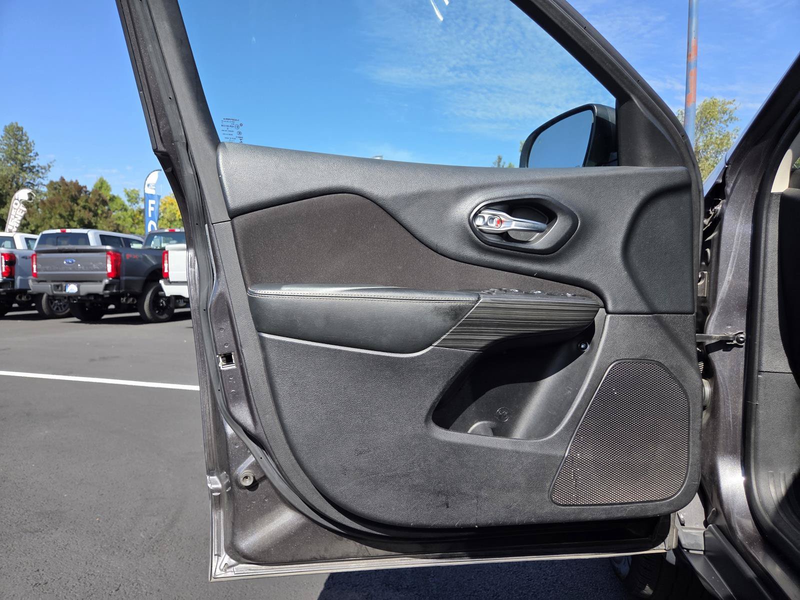 Used 2015 Jeep Cherokee Latitude w/ Comfort/Convenience Group AWD/4WD image 12