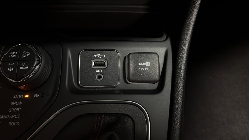 Used 2019 Jeep Cherokee Trailhawk AWD/4WD image 29