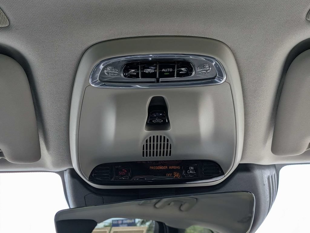 Used 2019 Volvo XC60 T5 Momentum FWD image 23
