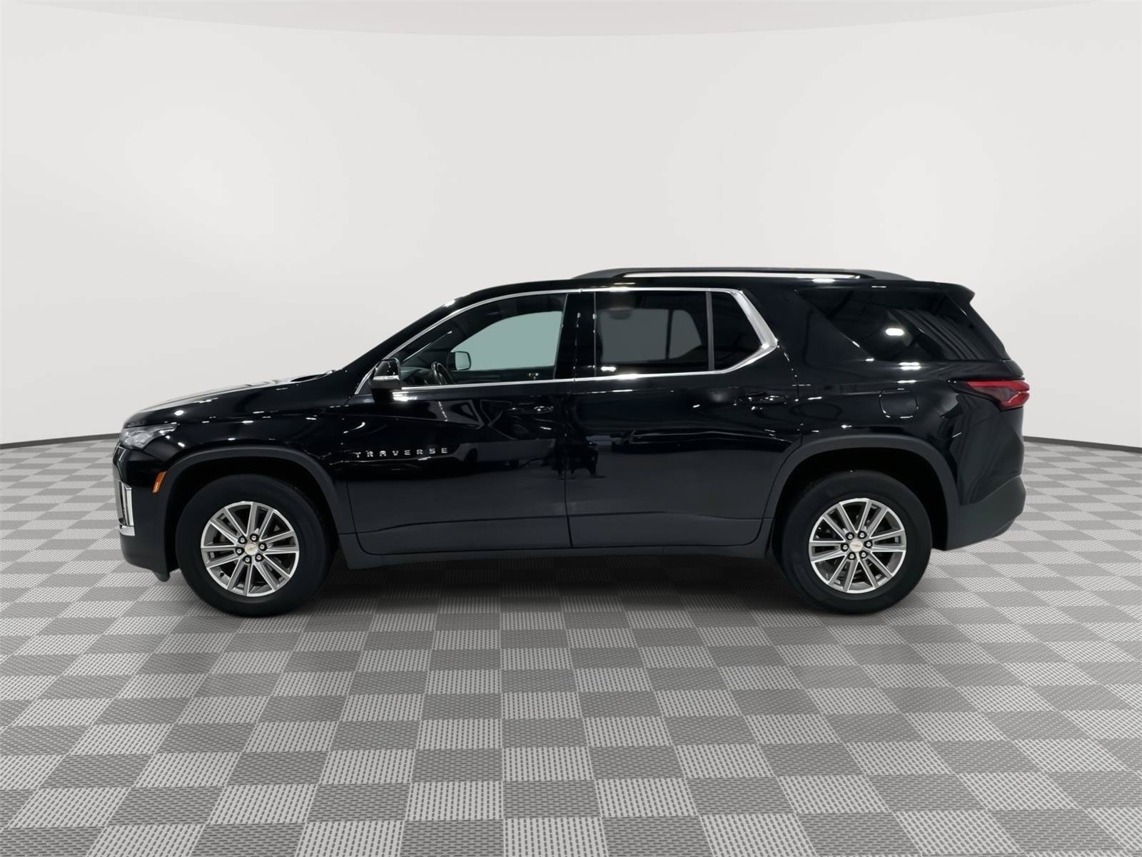 Used 2022 Chevrolet Traverse LT w/ LPO, Floor Liner Package AWD/4WD image 2