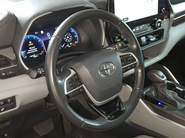 Used 2023 Toyota Highlander Limited image 30
