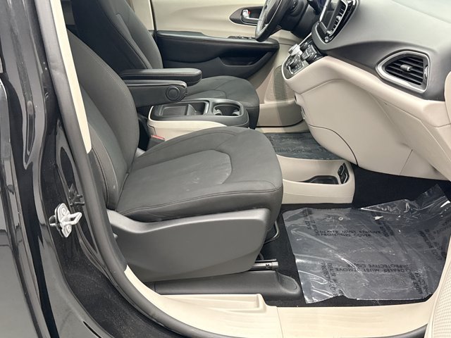 Used 2020 Chrysler Pacifica Touring FWD image 16