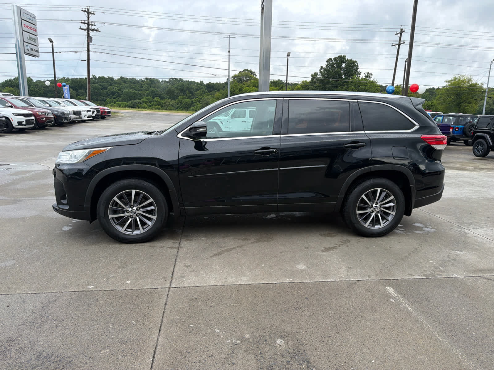 Used 2019 Toyota Highlander XLE AWD/4WD image 5
