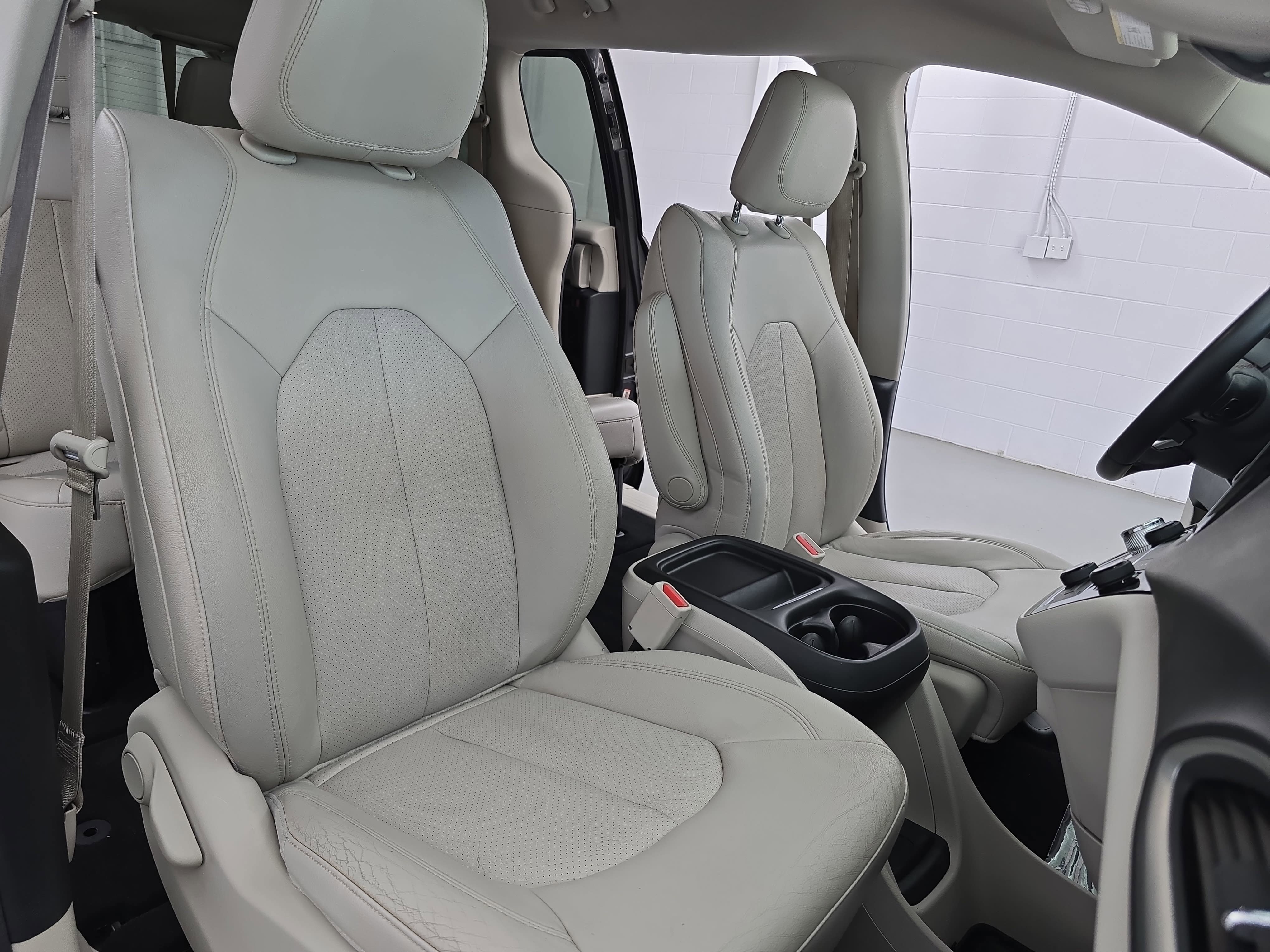 Used 2018 Chrysler Pacifica Touring-L image 10