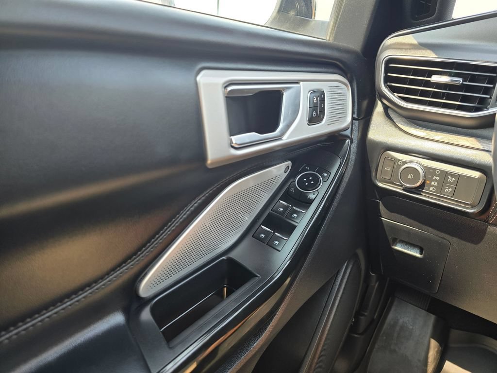 Used 2022 Ford Explorer Platinum w/ Equipment Group 601A AWD/4WD image 29