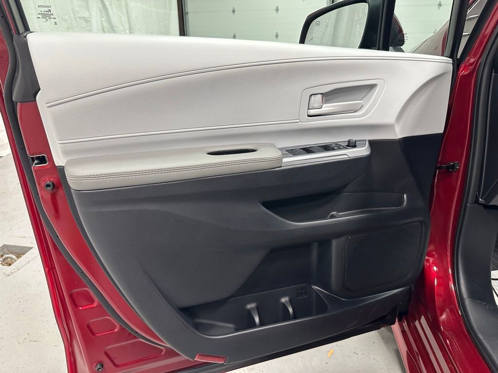 Used 2025 Toyota Sienna LE image 8