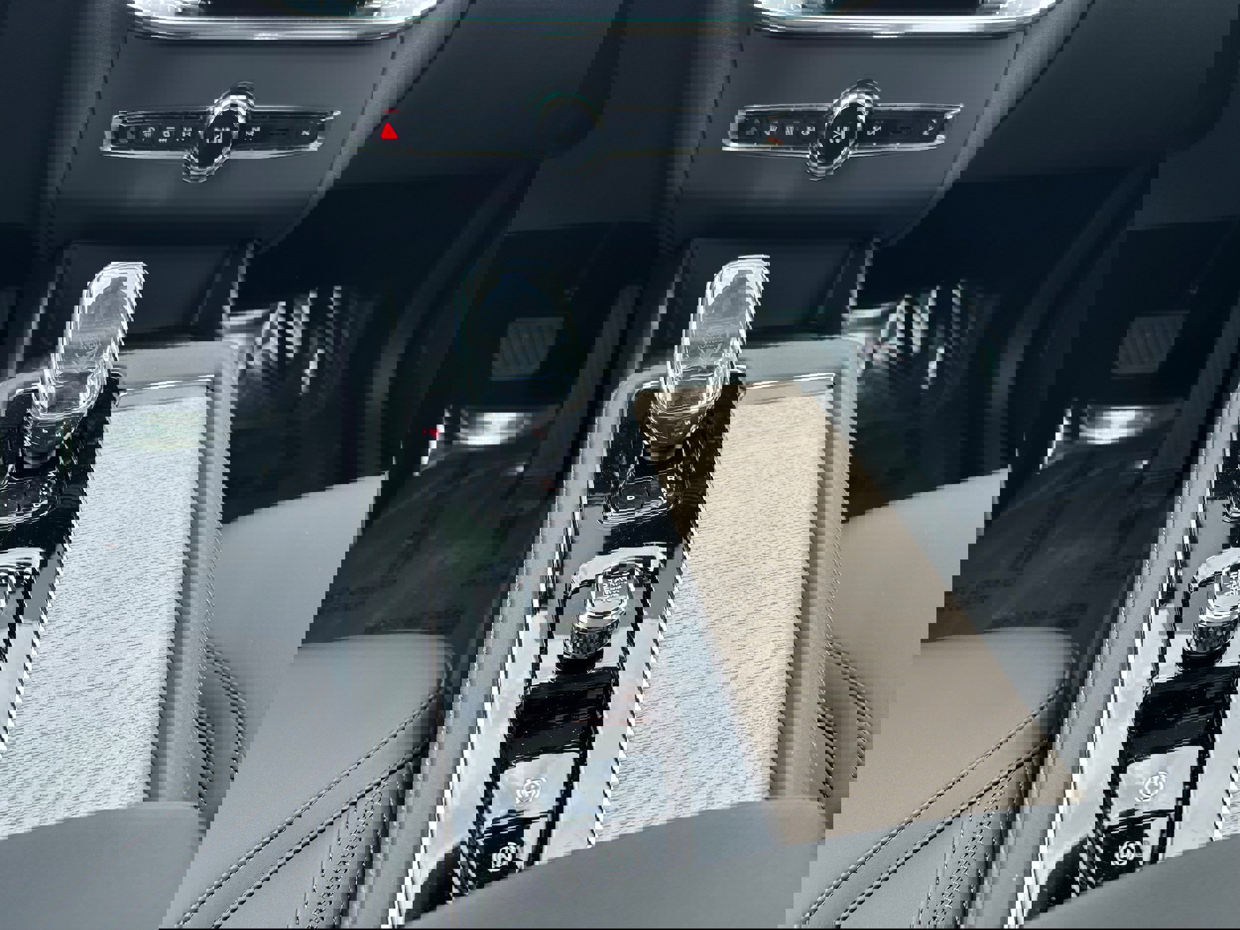 New 2025 Volvo XC90 T8 Plus w/ Protection Package Premier image 13