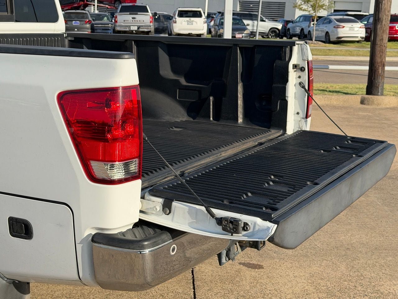 Used 2015 Nissan Titan SV w/ SV Value Truck Package RWD image 33