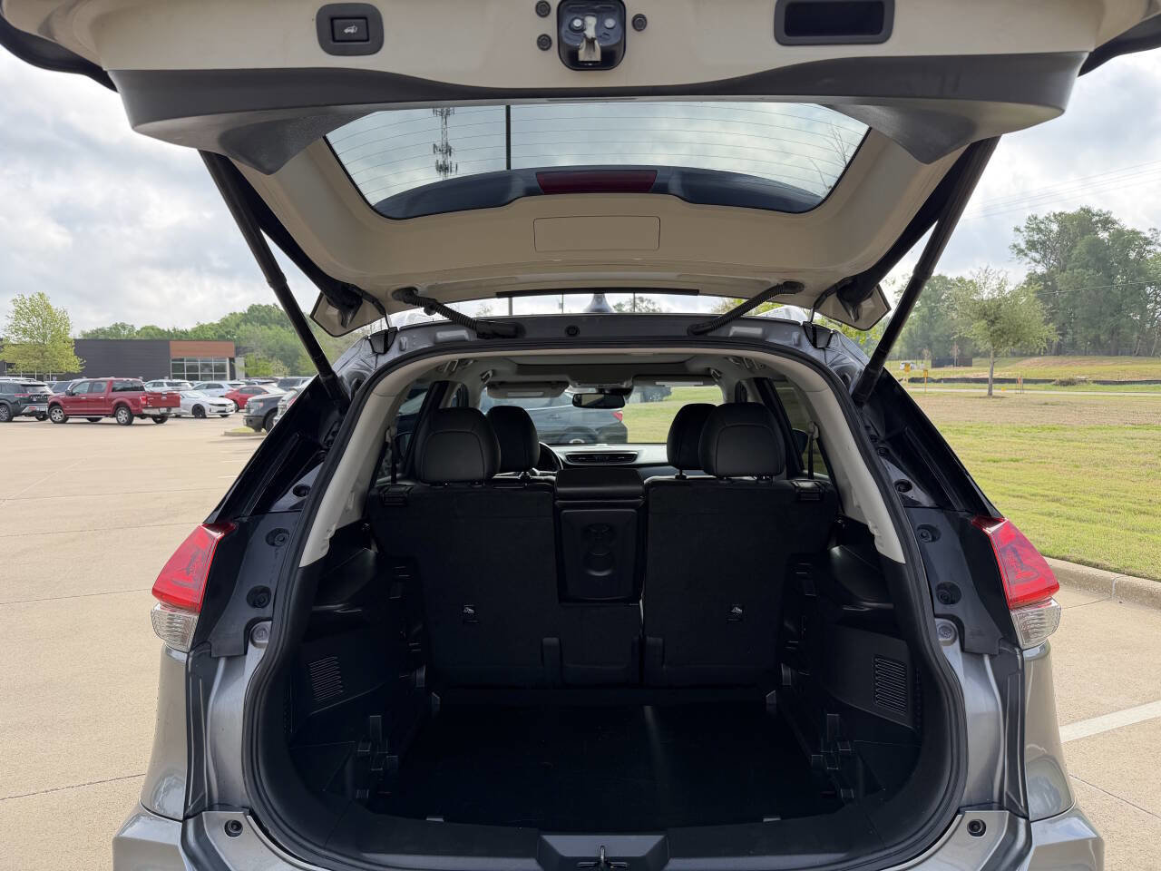 Used 2018 Nissan Rogue SL w/ Premium Package image 12