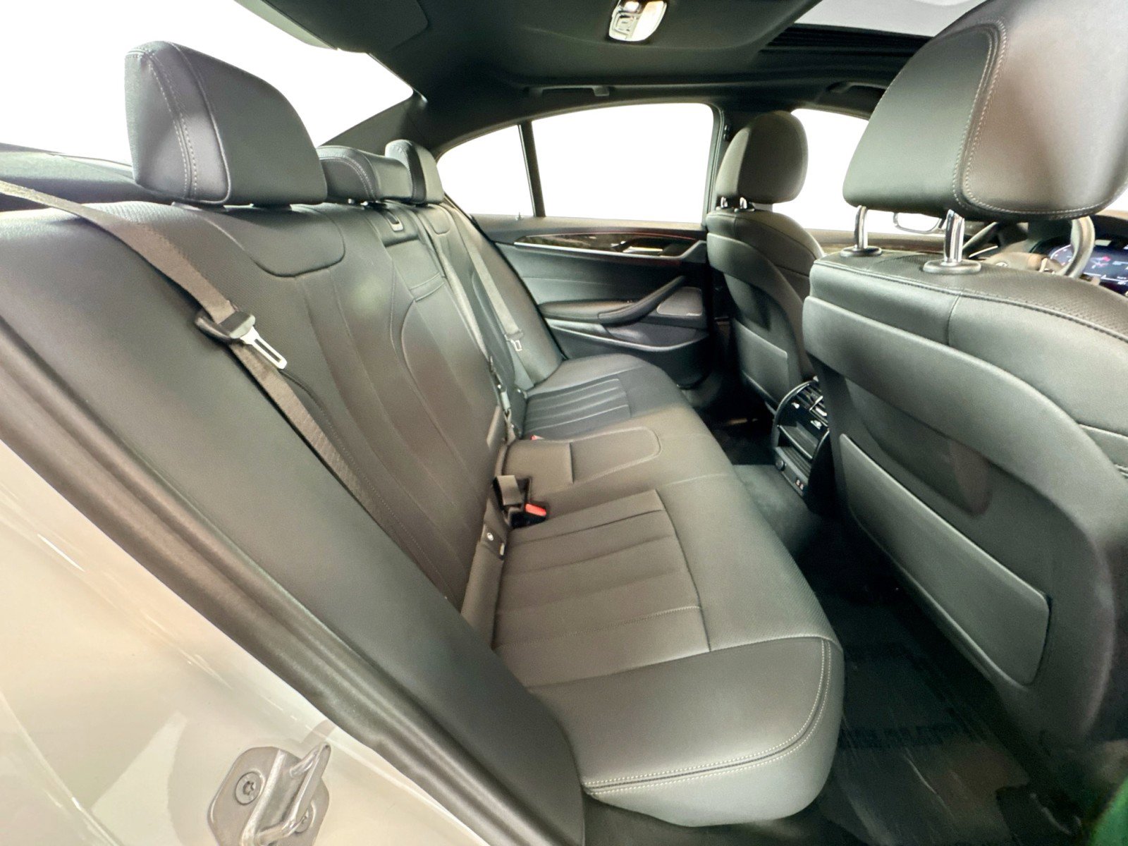 Used 2023 BMW 540i w/ Premium Package image 26