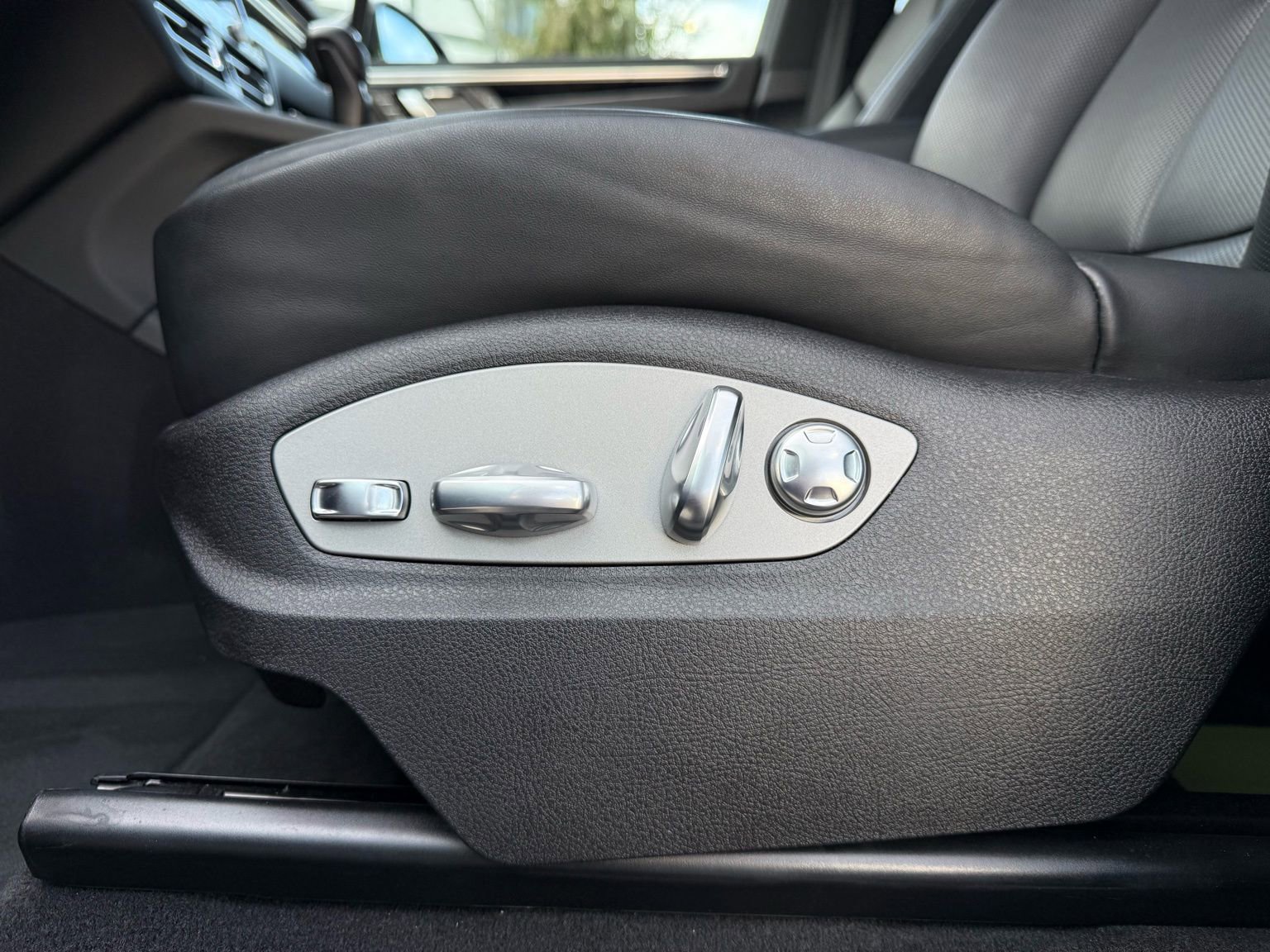 Used 2025 Porsche Macan AWD/4WD image 28