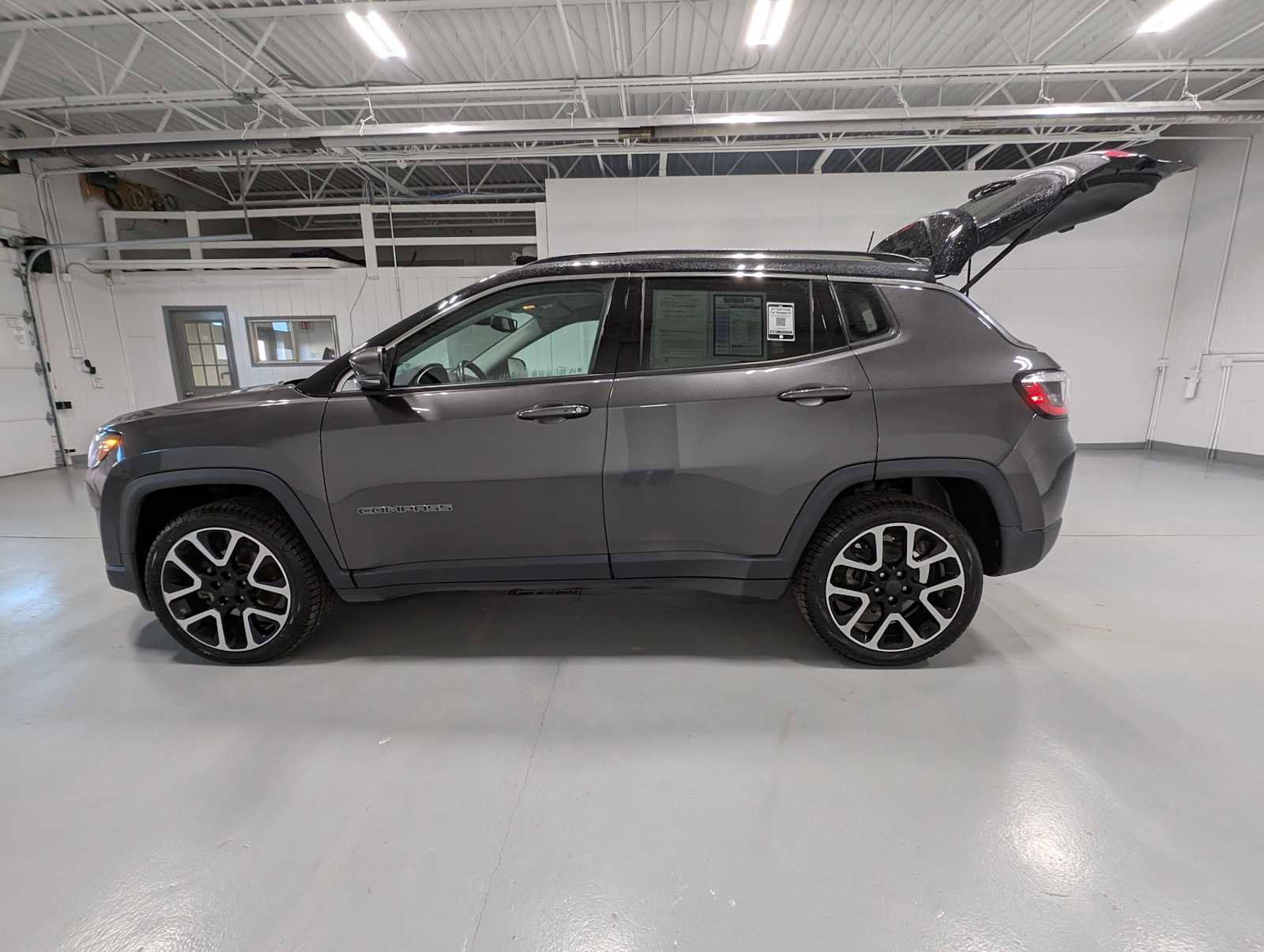 Used 2021 Jeep Compass Limited w/ Elite Exterior Group AWD/4WD image 12