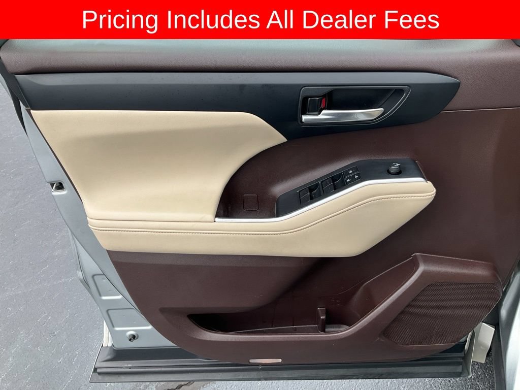 Used 2022 Toyota Highlander XLE FWD image 3