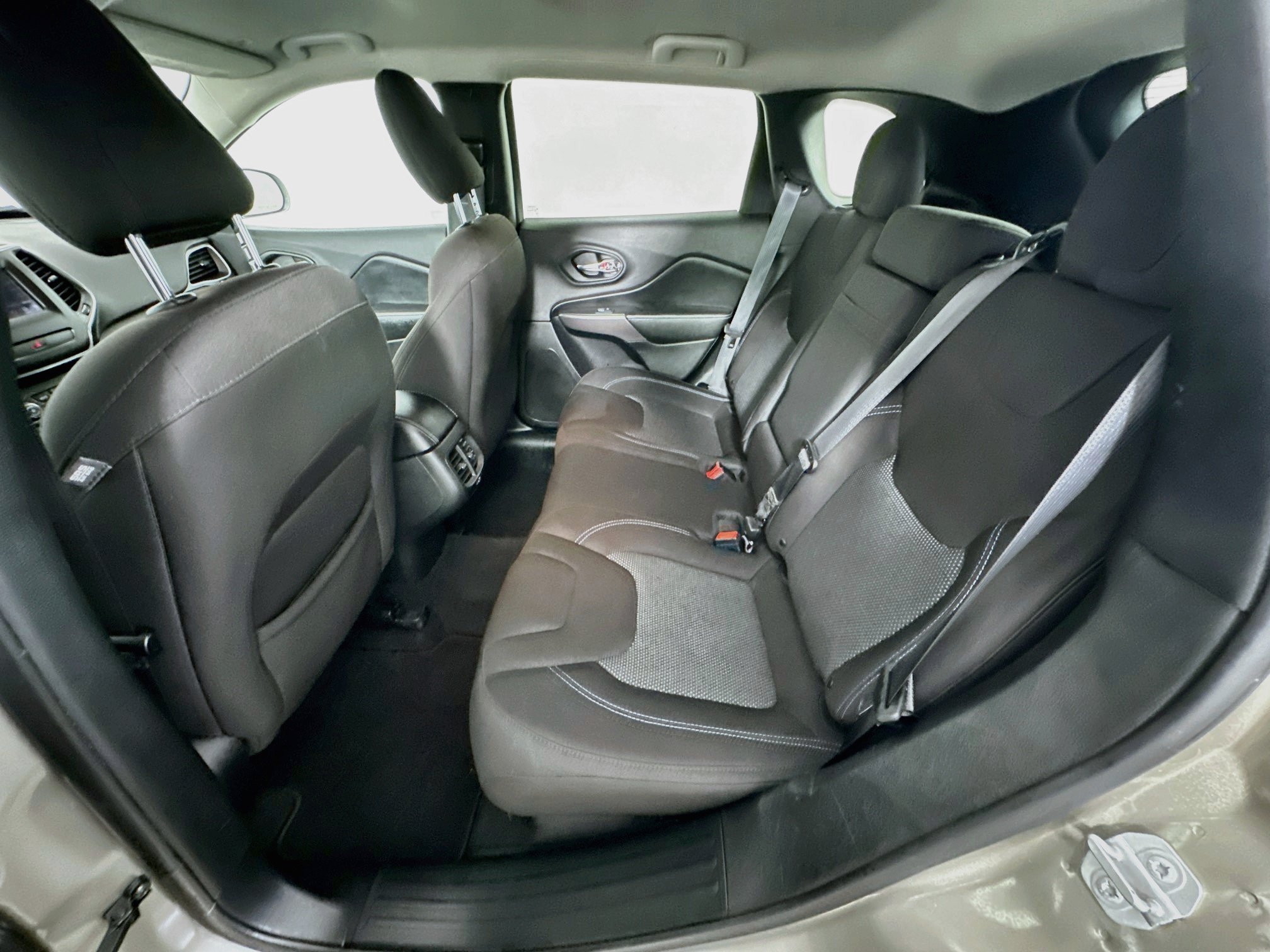 Used 2019 Jeep Cherokee Latitude w/ Popular Appearance Group FWD image 28
