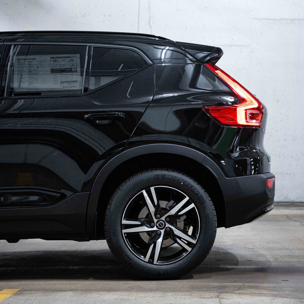 New 2026 Volvo XC40 B5 Core w/ Climate Package AWD/4WD image 4