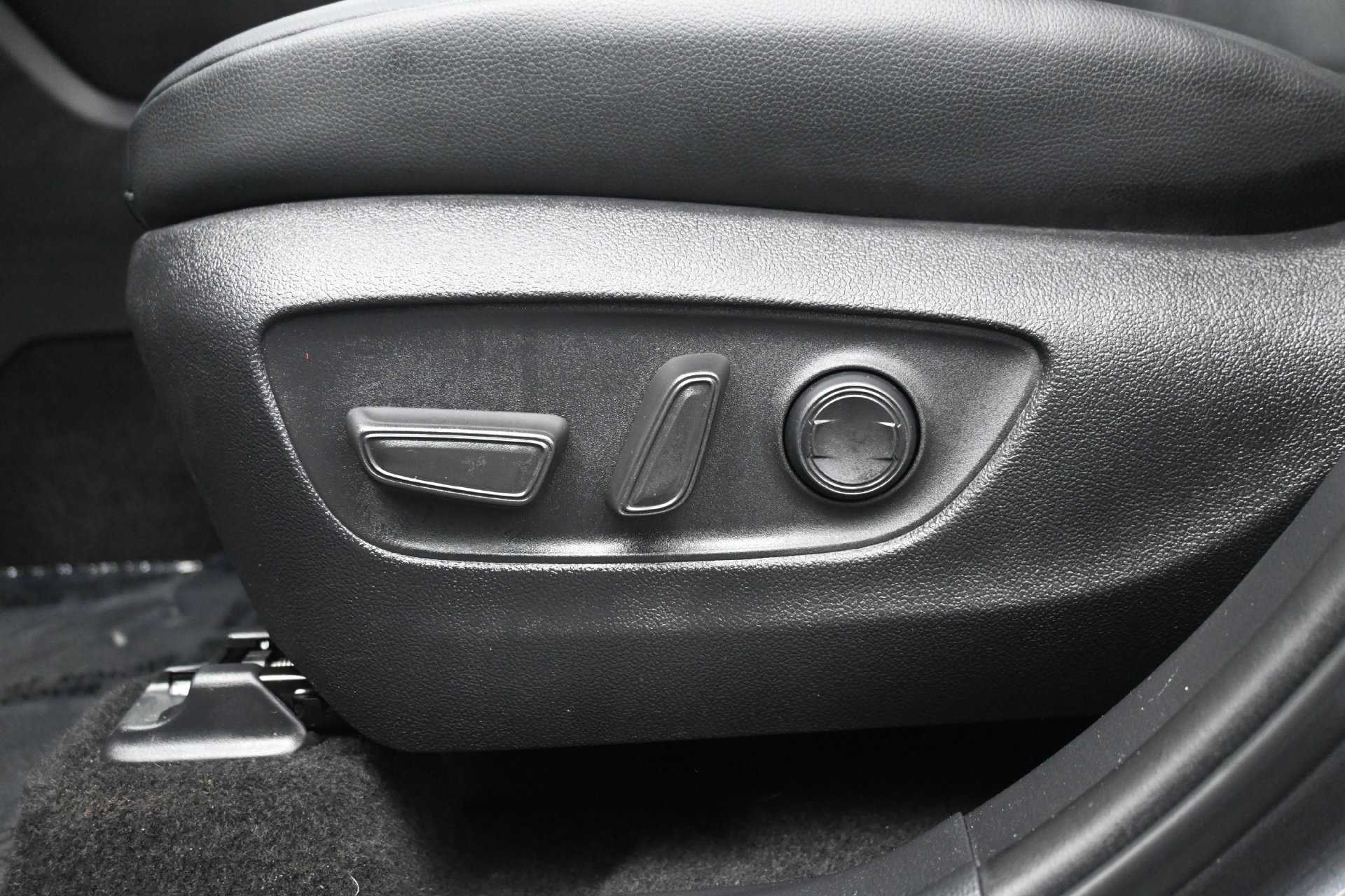 Used 2025 Toyota Highlander XLE AWD/4WD image 24