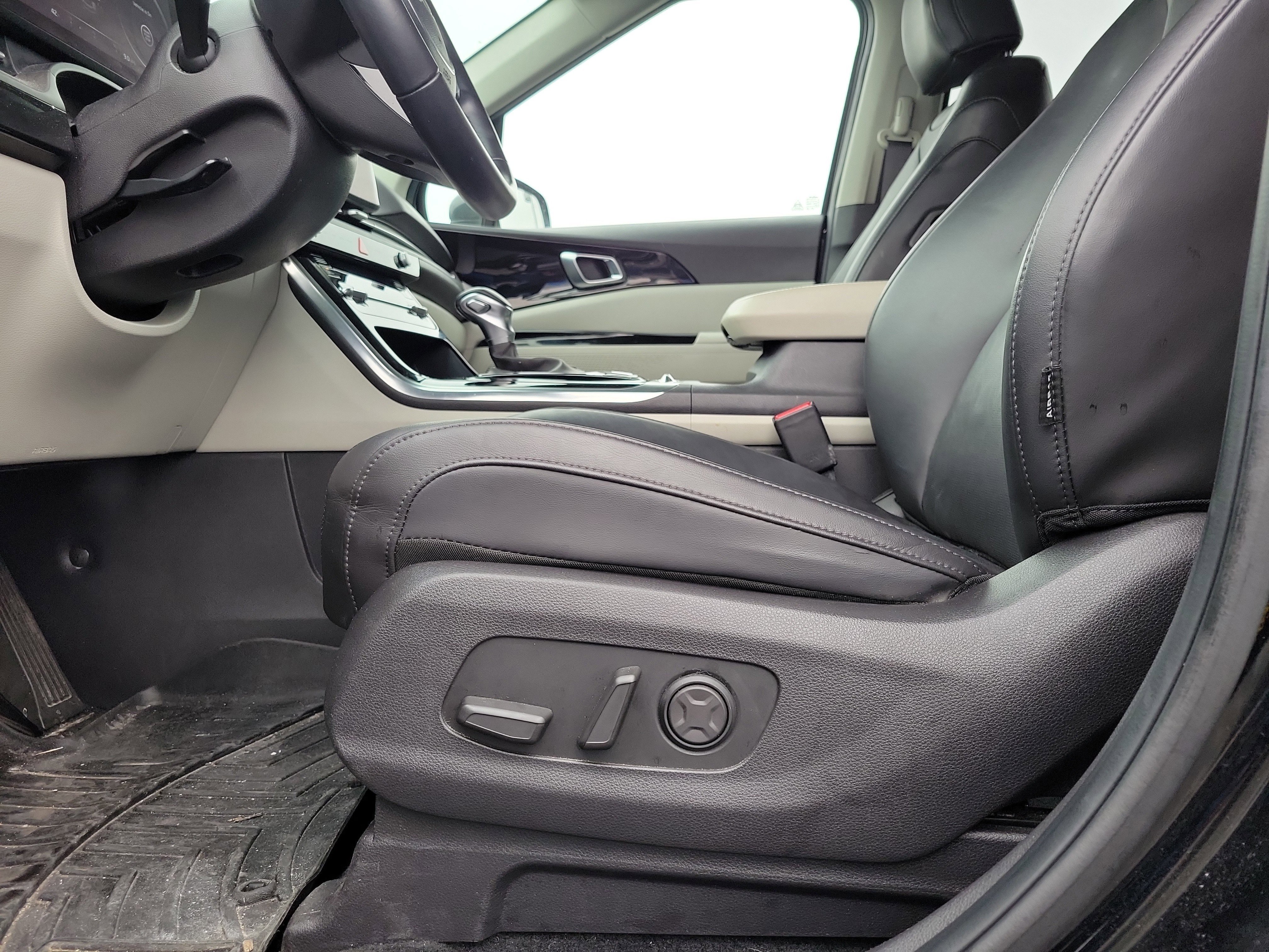 Used 2023 Kia Carnival SX image 16