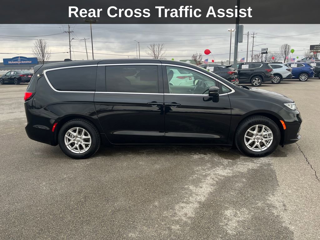 Used 2024 Chrysler Pacifica Touring-L image 8