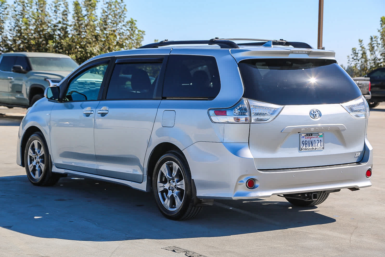 Certified 2019 Toyota Sienna SE w/ SE Preferred Package AWD/4WD image 7