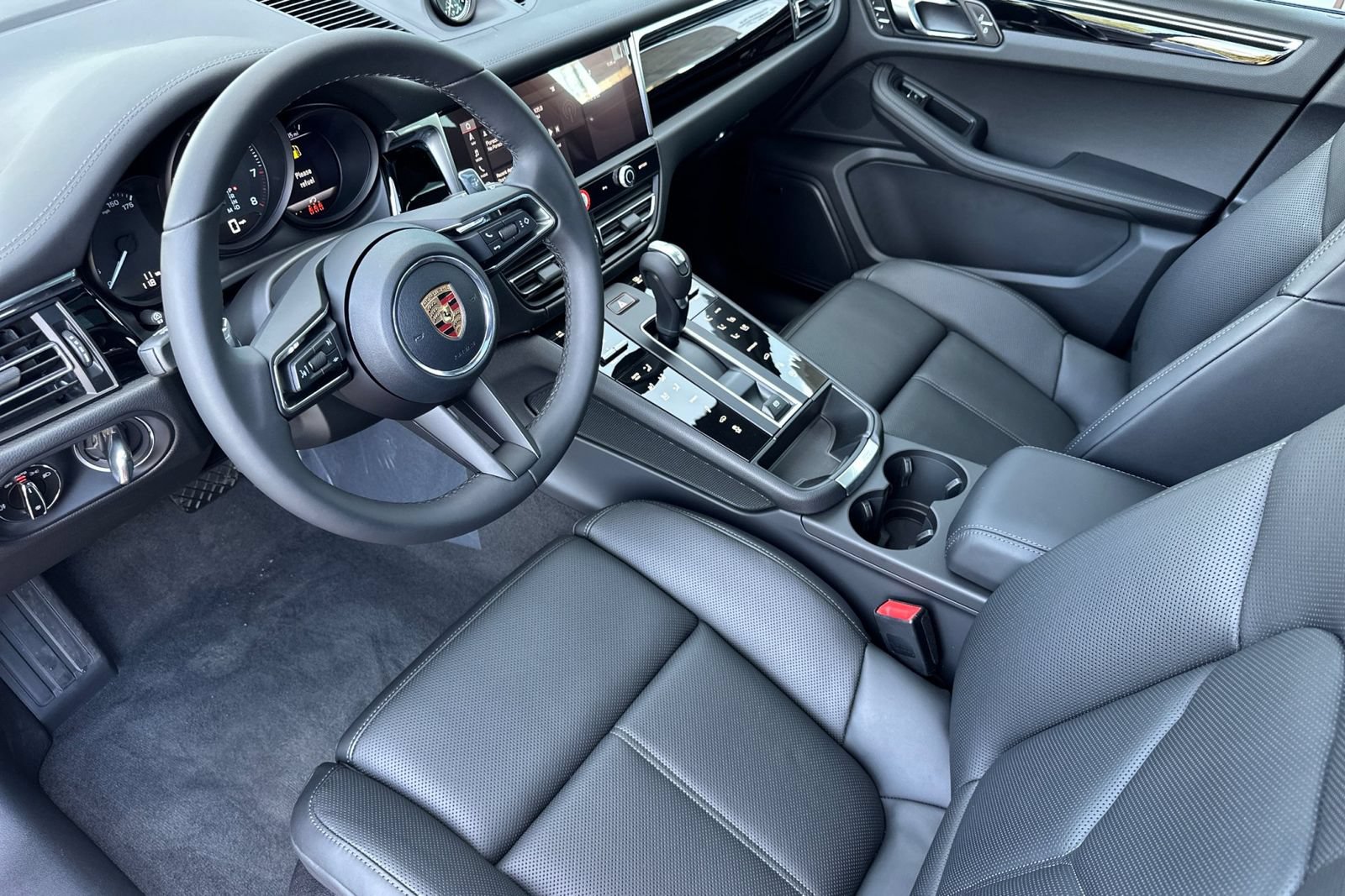 New 2026 Porsche Macan AWD/4WD image 4