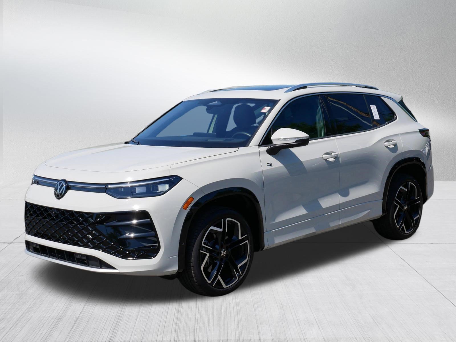 Certified 2025 Volkswagen Tiguan SEL R-Line AWD/4WD image 3