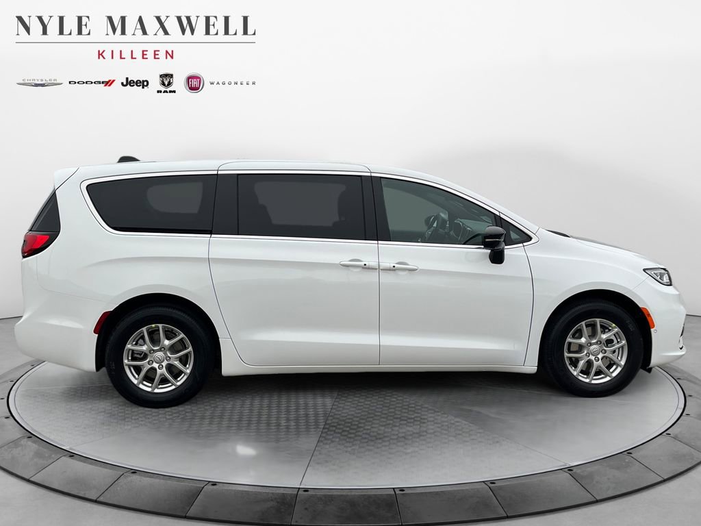 New 2026 Chrysler Pacifica Select image 17