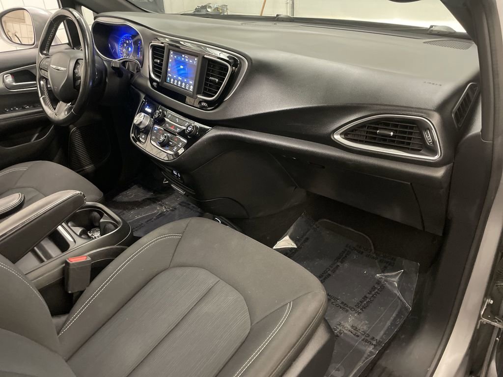 Used 2019 Chrysler Pacifica Touring Plus w/ S Appearance Package FWD image 21