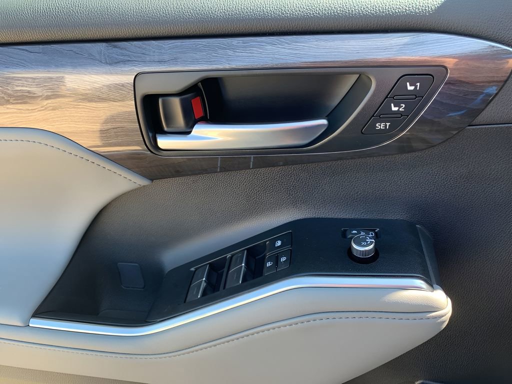 New 2025 Toyota Highlander Platinum image 12