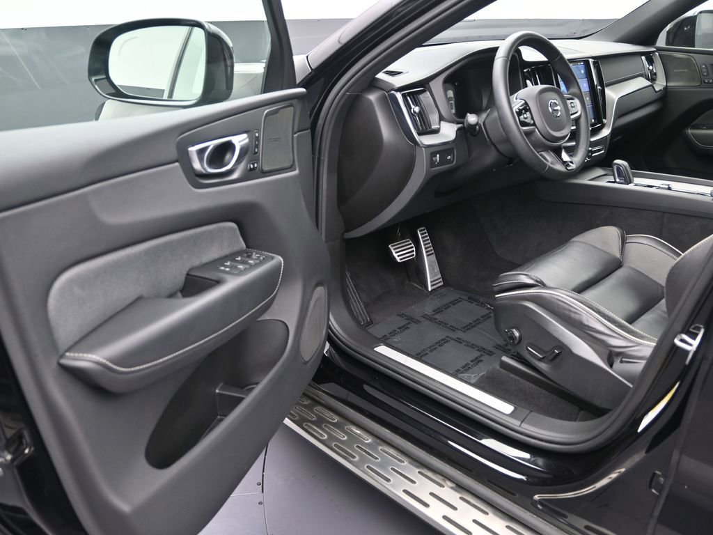 Certified 2022 Volvo XC60 B5 R-Design w/ Advanced Package AWD/4WD image 11