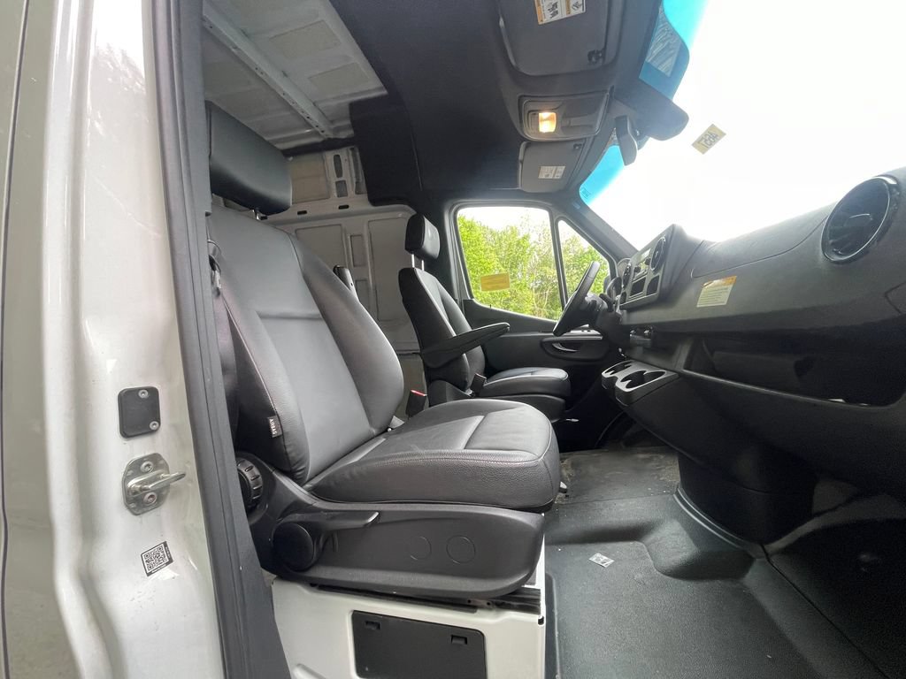 Used 2025 Mercedes-Benz Sprinter 2500 image 24
