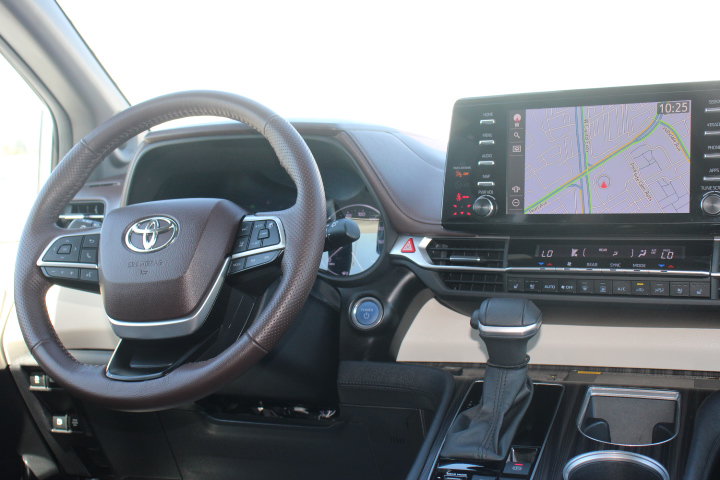 Certified 2024 Toyota Sienna Platinum FWD image 24