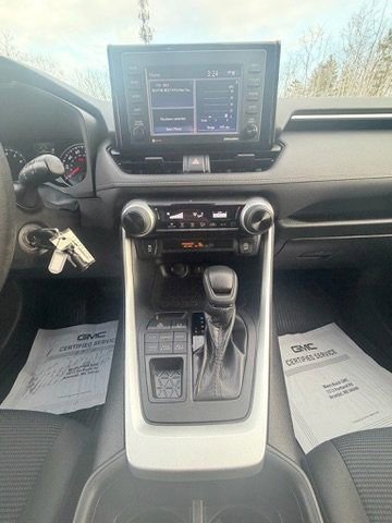 Used 2022 Toyota RAV4 LE image 2