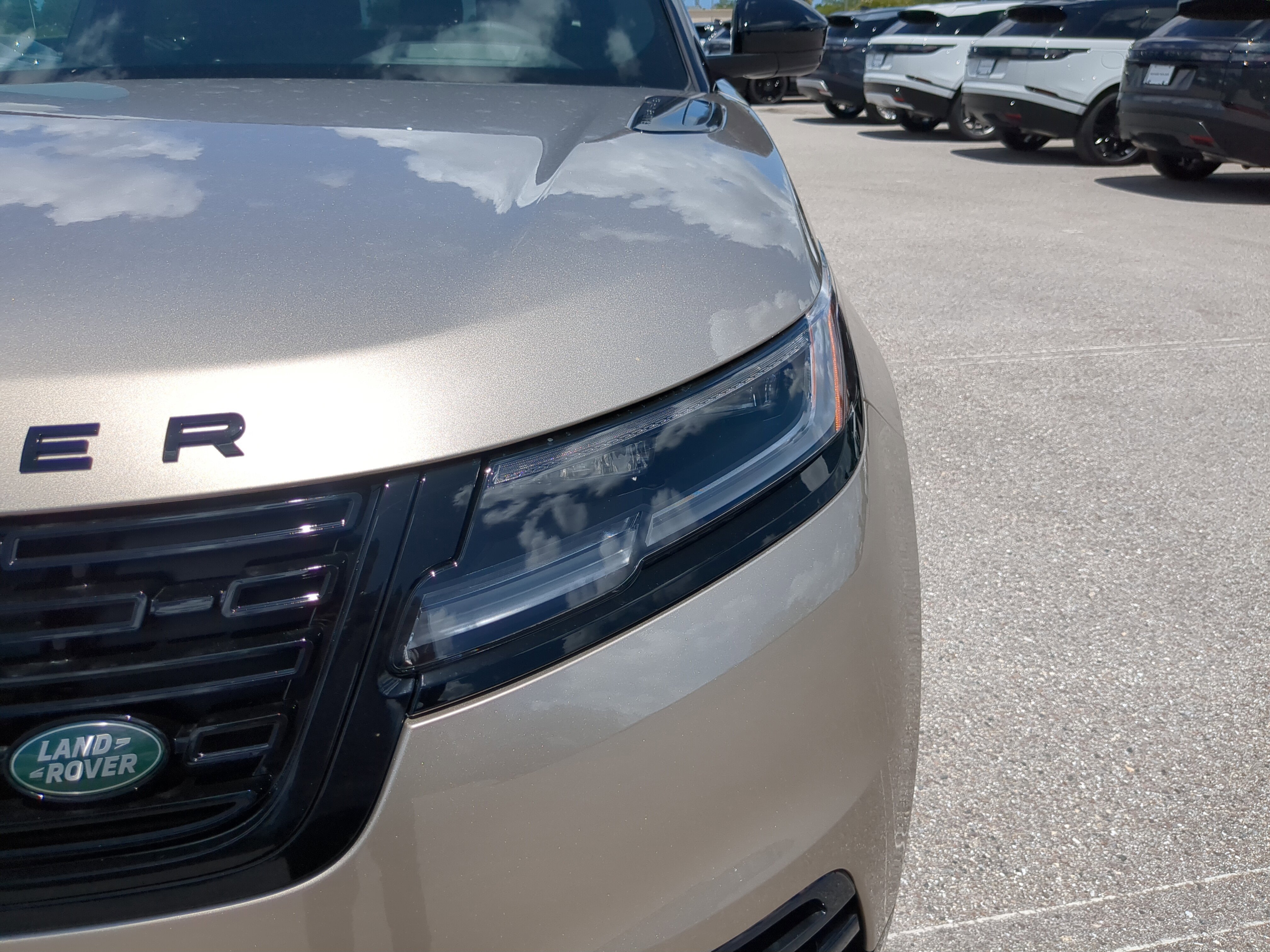 New 2026 Land Rover Range Rover Velar Dynamic SE image 9