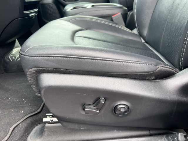 Used 2025 Chrysler Pacifica Select FWD image 11