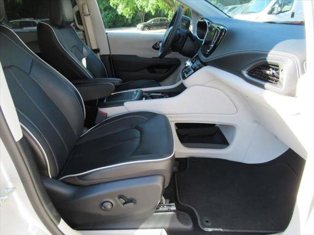 Certified 2024 Chrysler Pacifica Limited AWD/4WD image 10