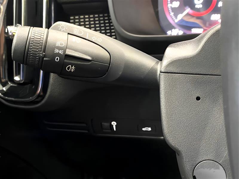 Used 2019 Volvo XC40 T5 R-Design image 14