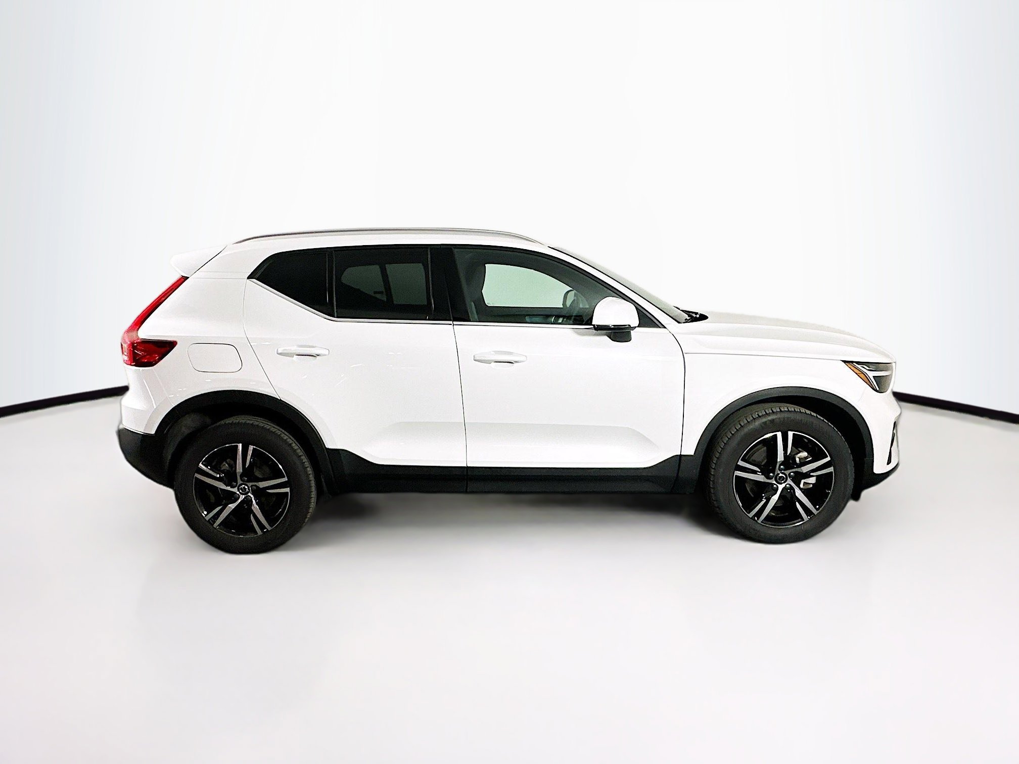 Used 2025 Volvo XC40 B5 Core image 10