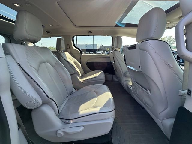 Used 2020 Chrysler Pacifica Limited w/ Advanced Safetytec Group FWD image 33