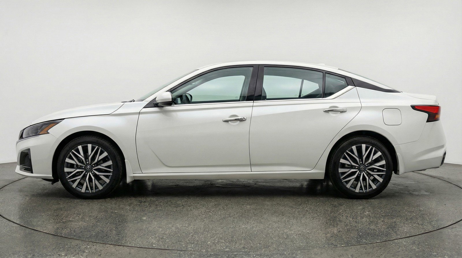 Used 2025 Nissan Altima 2.5 SV image 5
