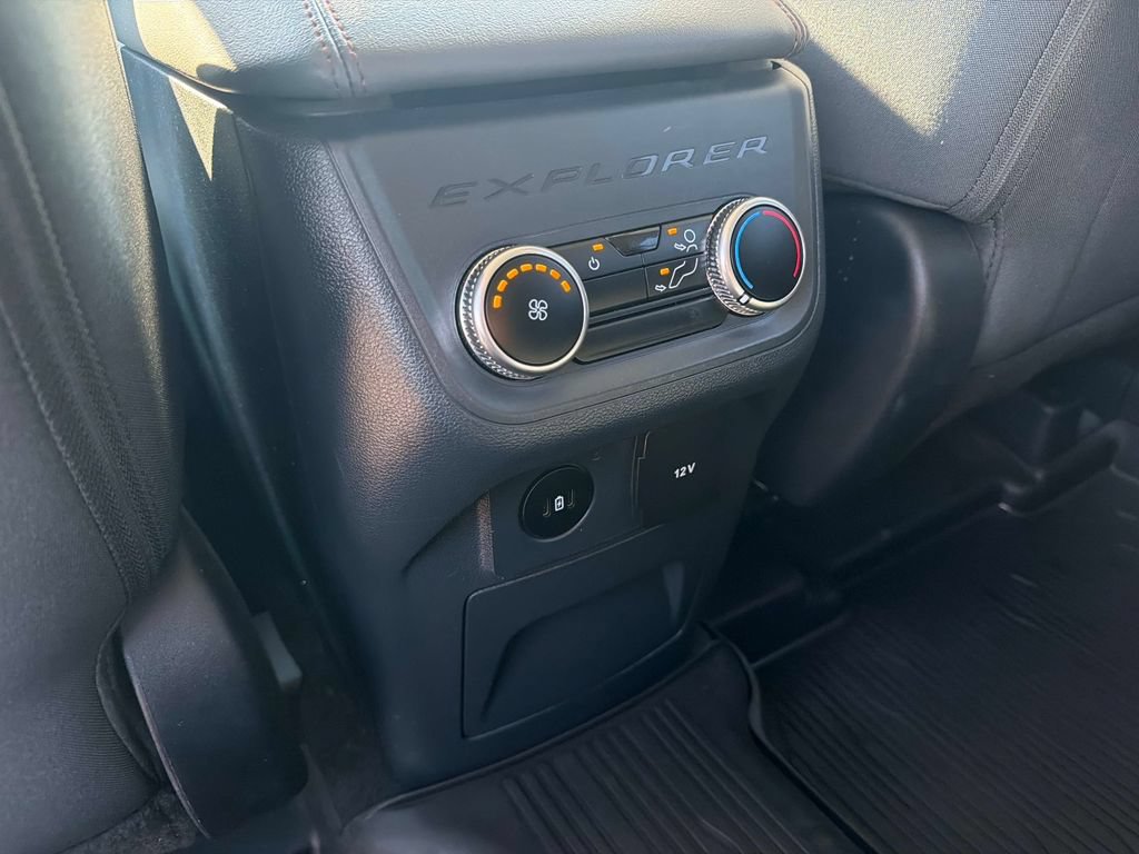 Used 2025 Ford Explorer Active AWD/4WD image 17