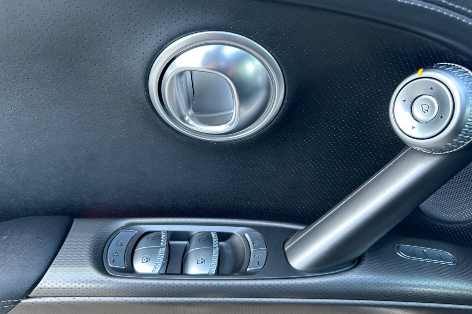 Used 2023 Genesis GV60 Advanced image 12