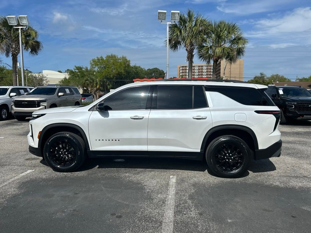 Used 2024 Chevrolet Traverse LT w/ Trailering Package FWD image 4