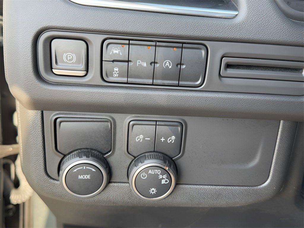 Used 2023 Chevrolet Suburban Premier image 19