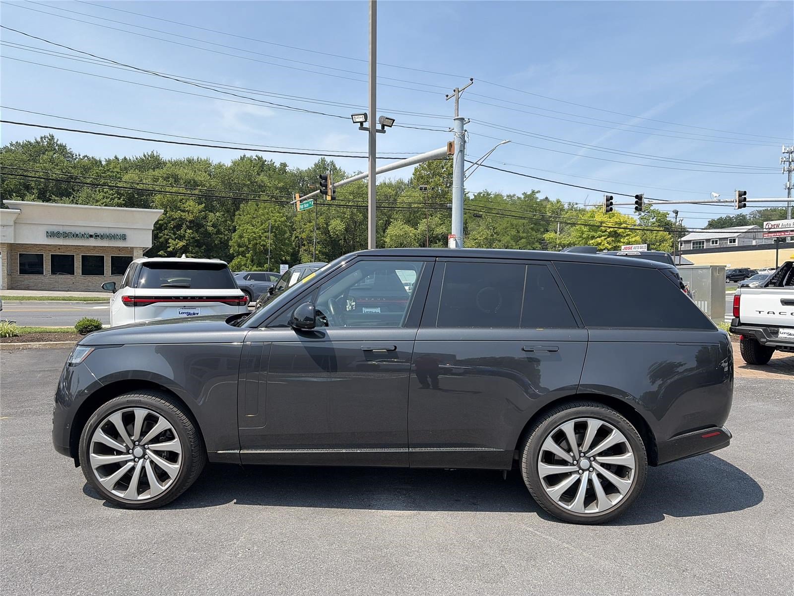 Used 2023 Land Rover Range Rover SE AWD/4WD image 2
