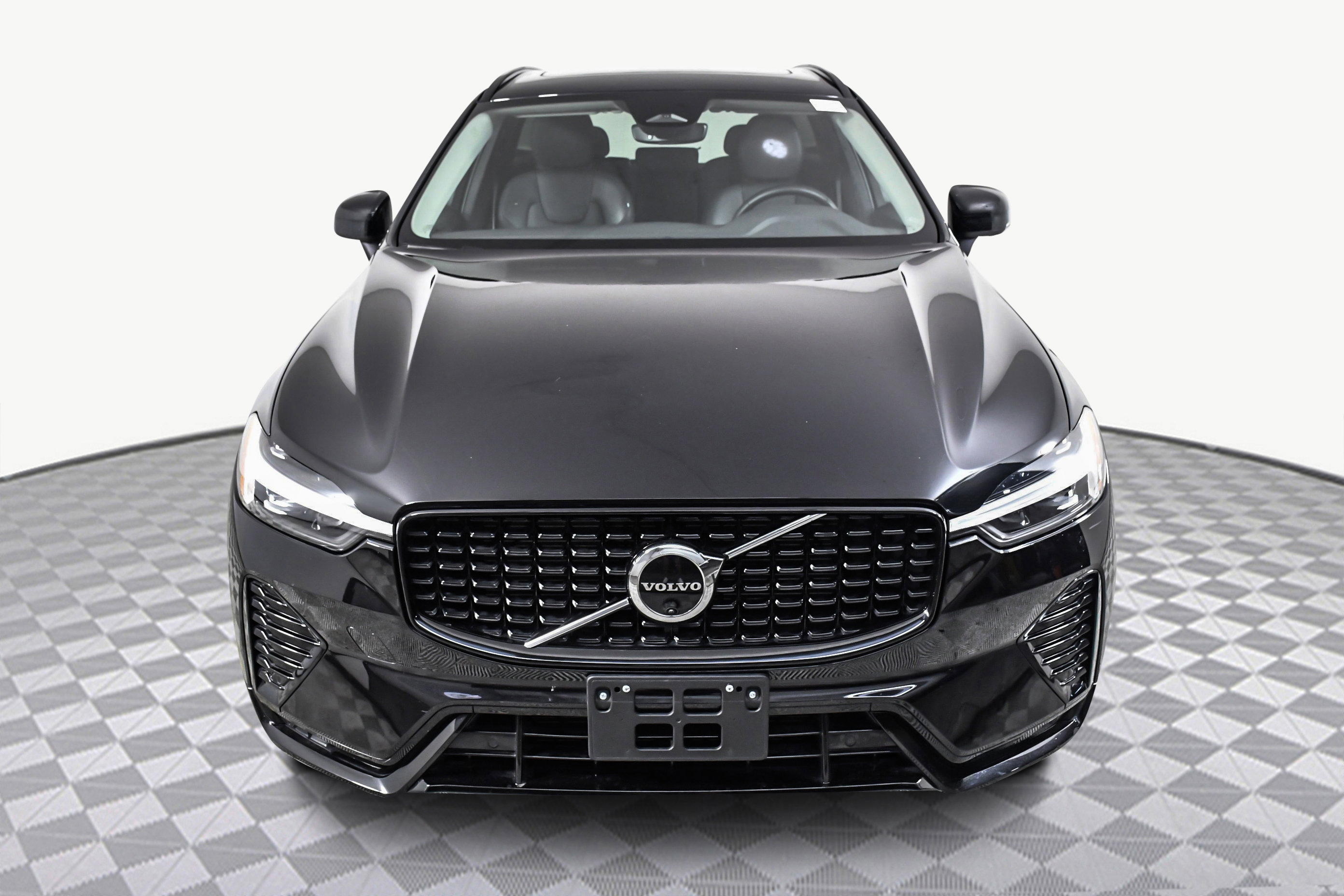Used 2025 Volvo XC60 B5 Plus image 2